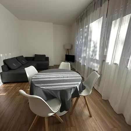 Appartamento Elegante In Centro Údine Exterior foto