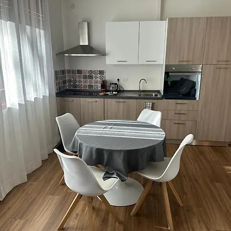 Appartamento Elegante In Centro Údine Exterior foto